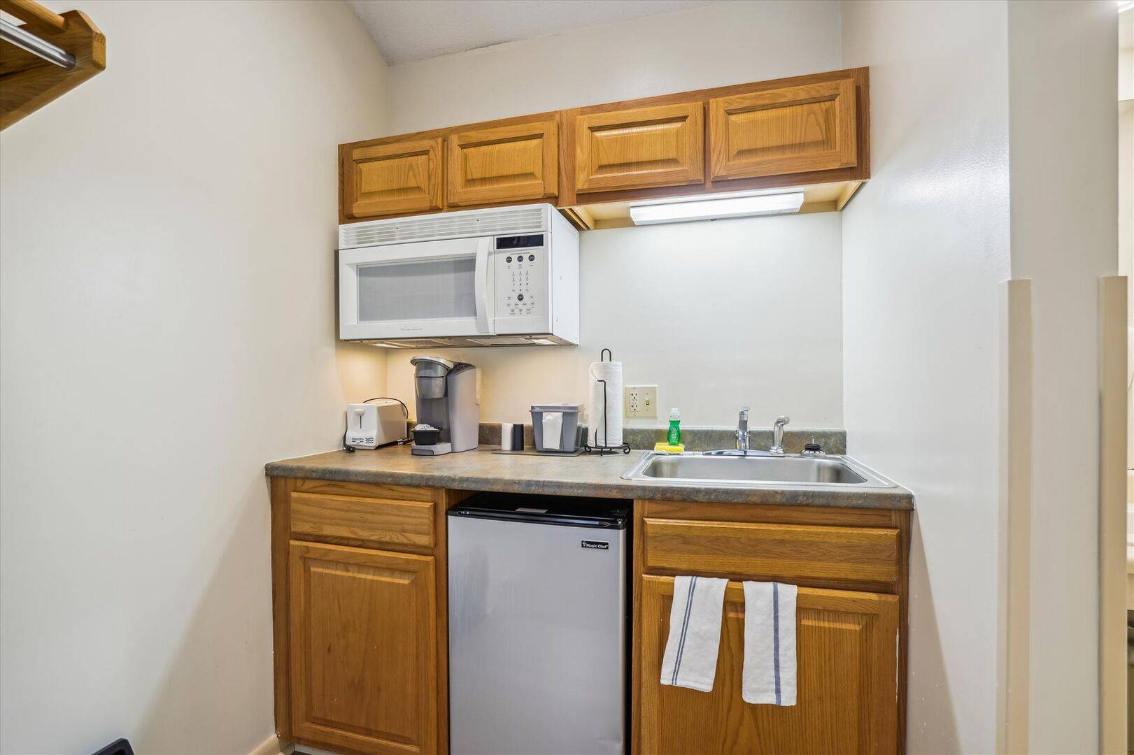 210 Cedarbrook Queen Studio | Photo 6