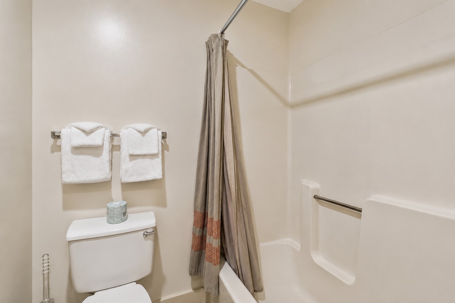 215 217 Cedarbrook Junior Suite | Photo 6