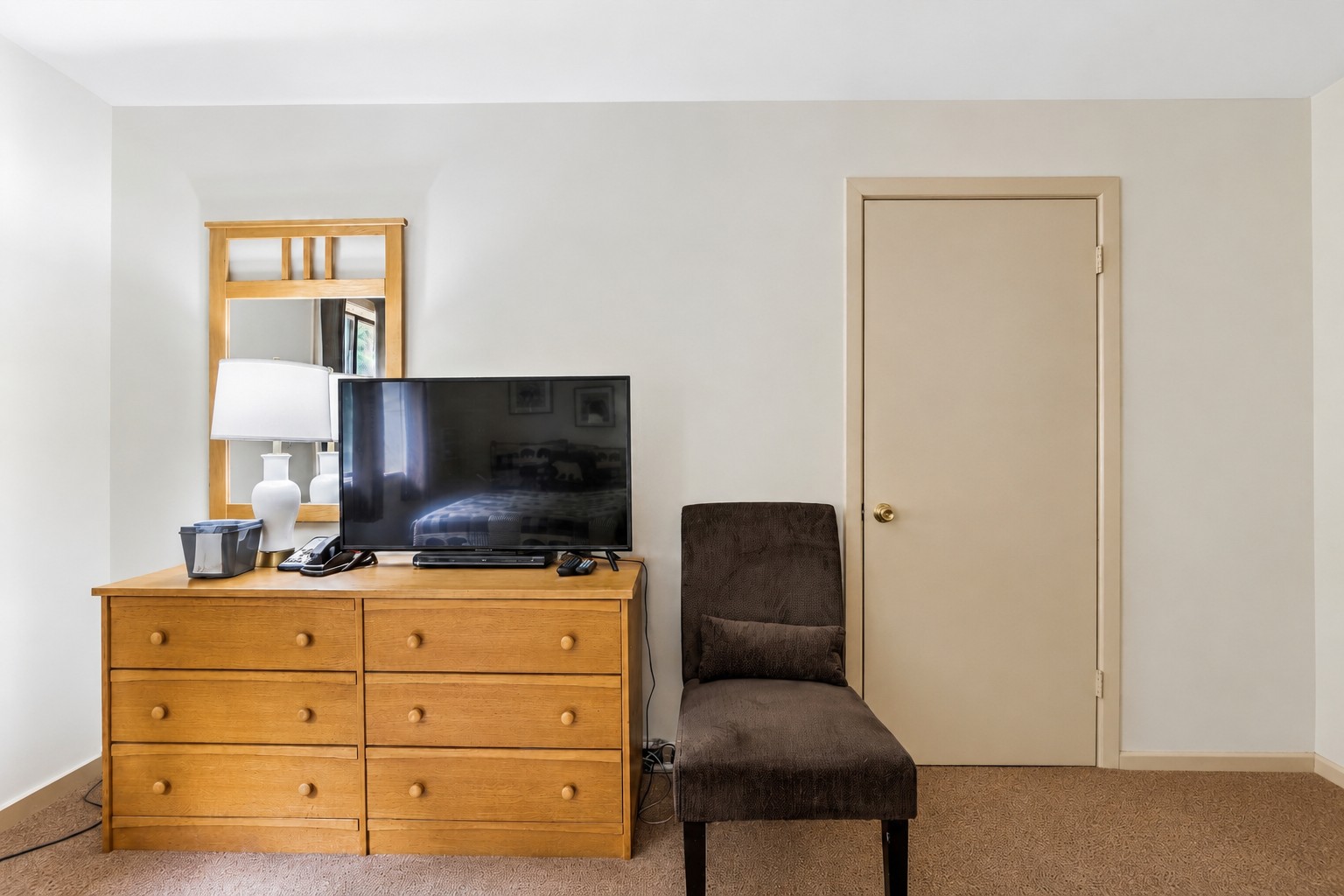 219 Cedarbrook Hotel Room | Photo 5