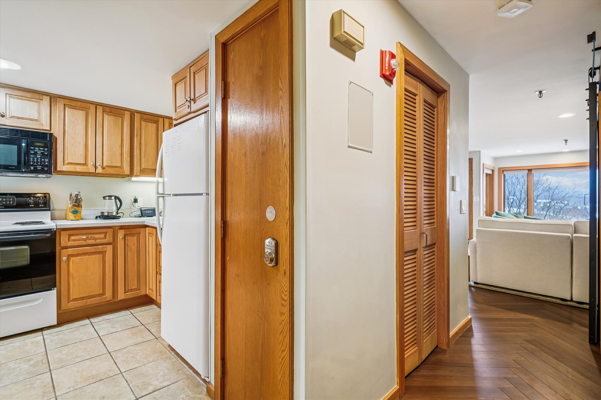 Entryway & Kitchen Access