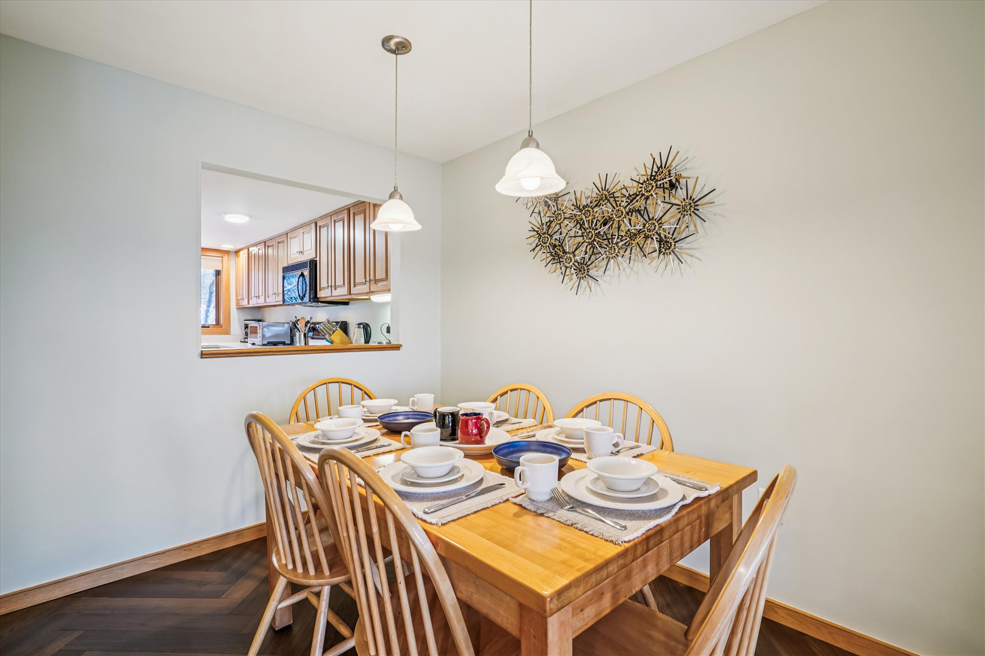 Comfortable Dining for Six