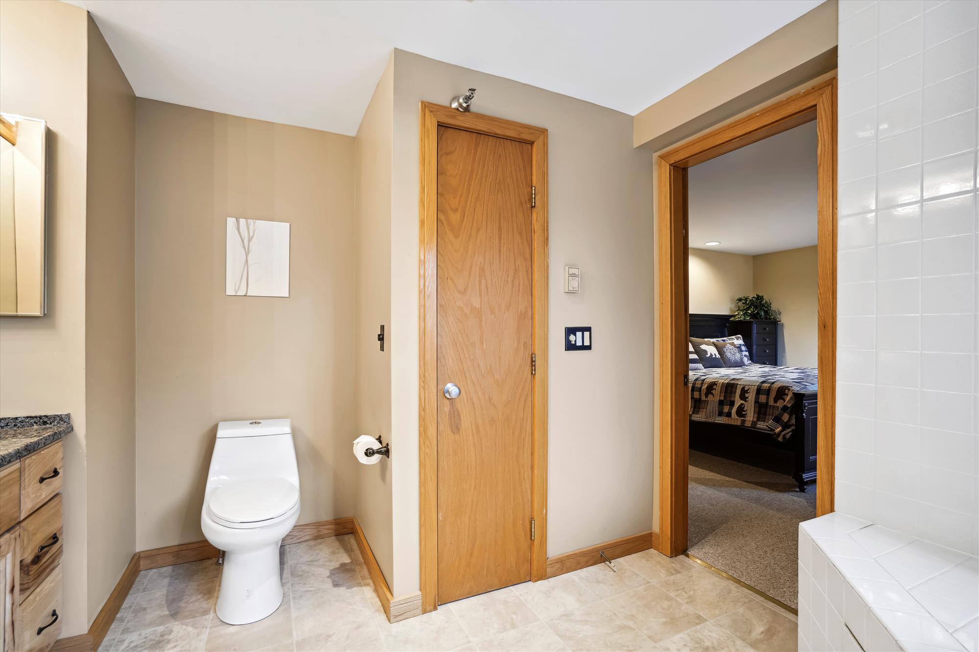 Ensuite Bathroom with Tub