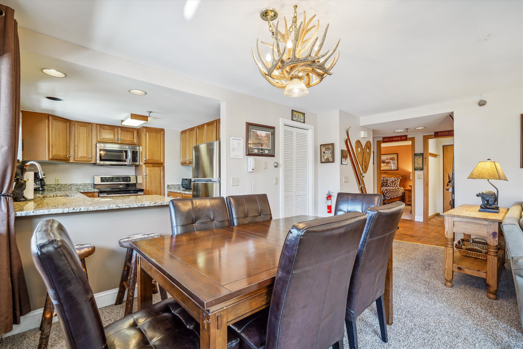 Spacious Dining Area for Group Gatherings