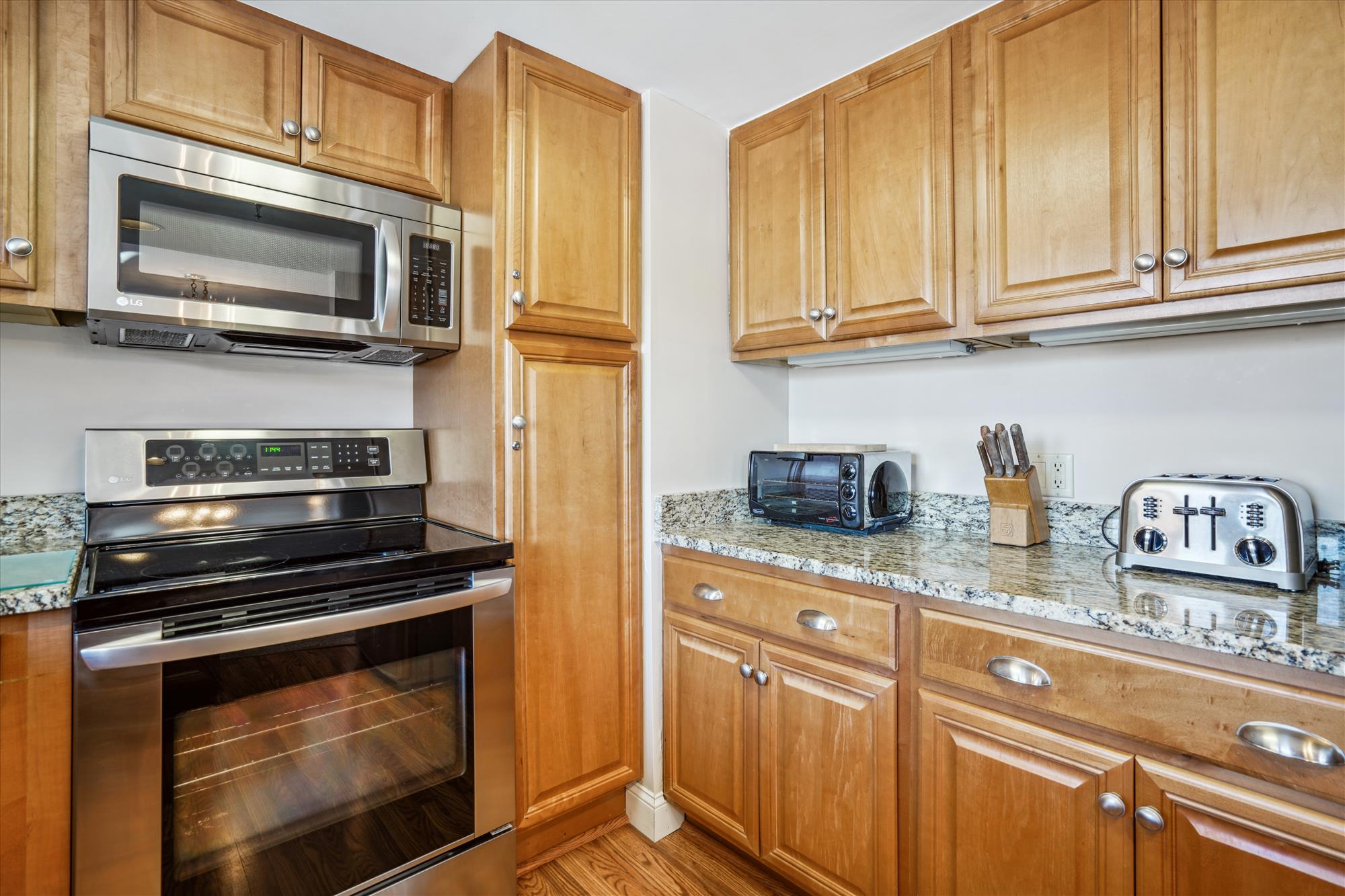 Bright and Functional Cooking Space