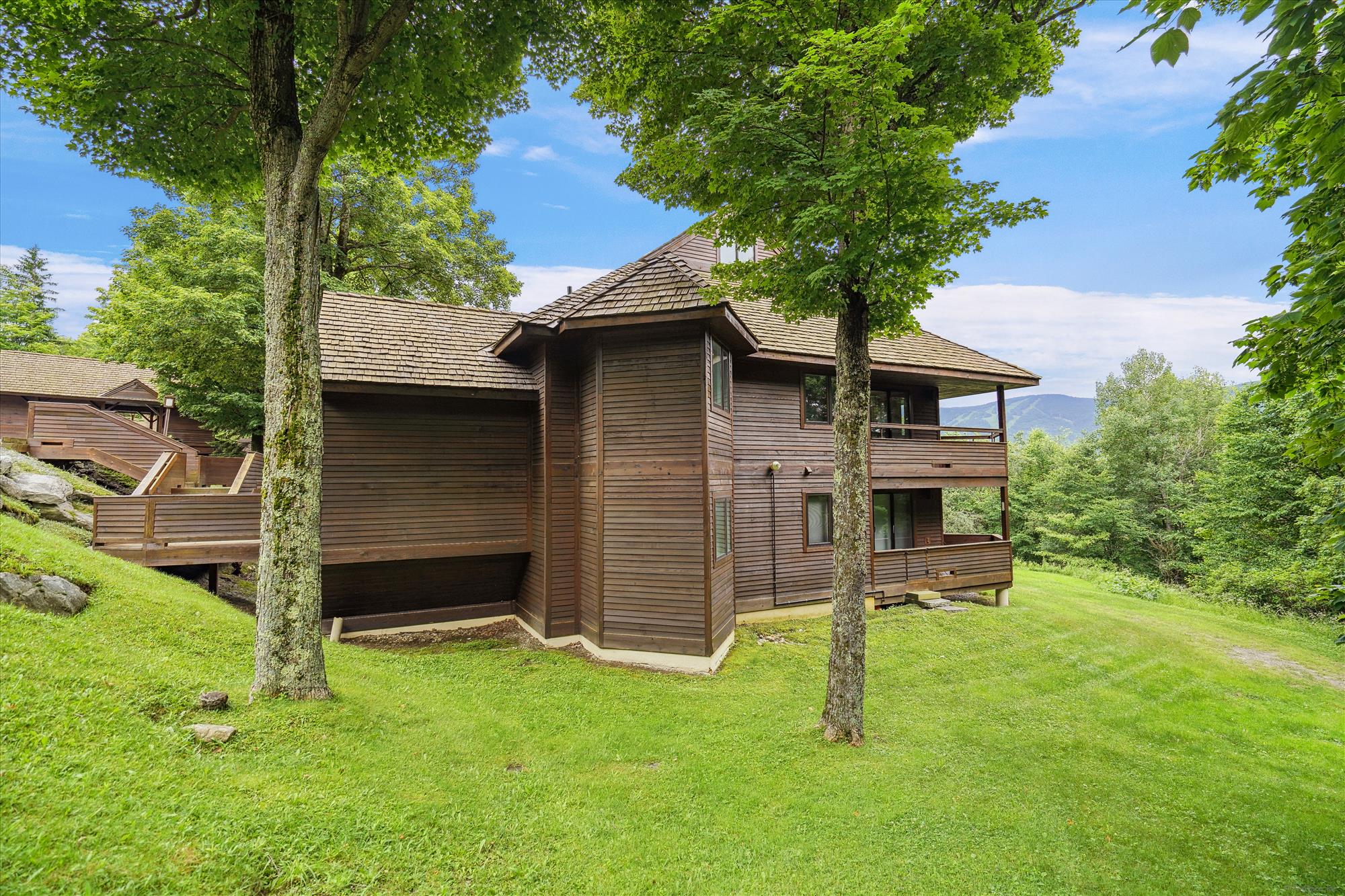 Wooded Highridge Setting with Mountain Views