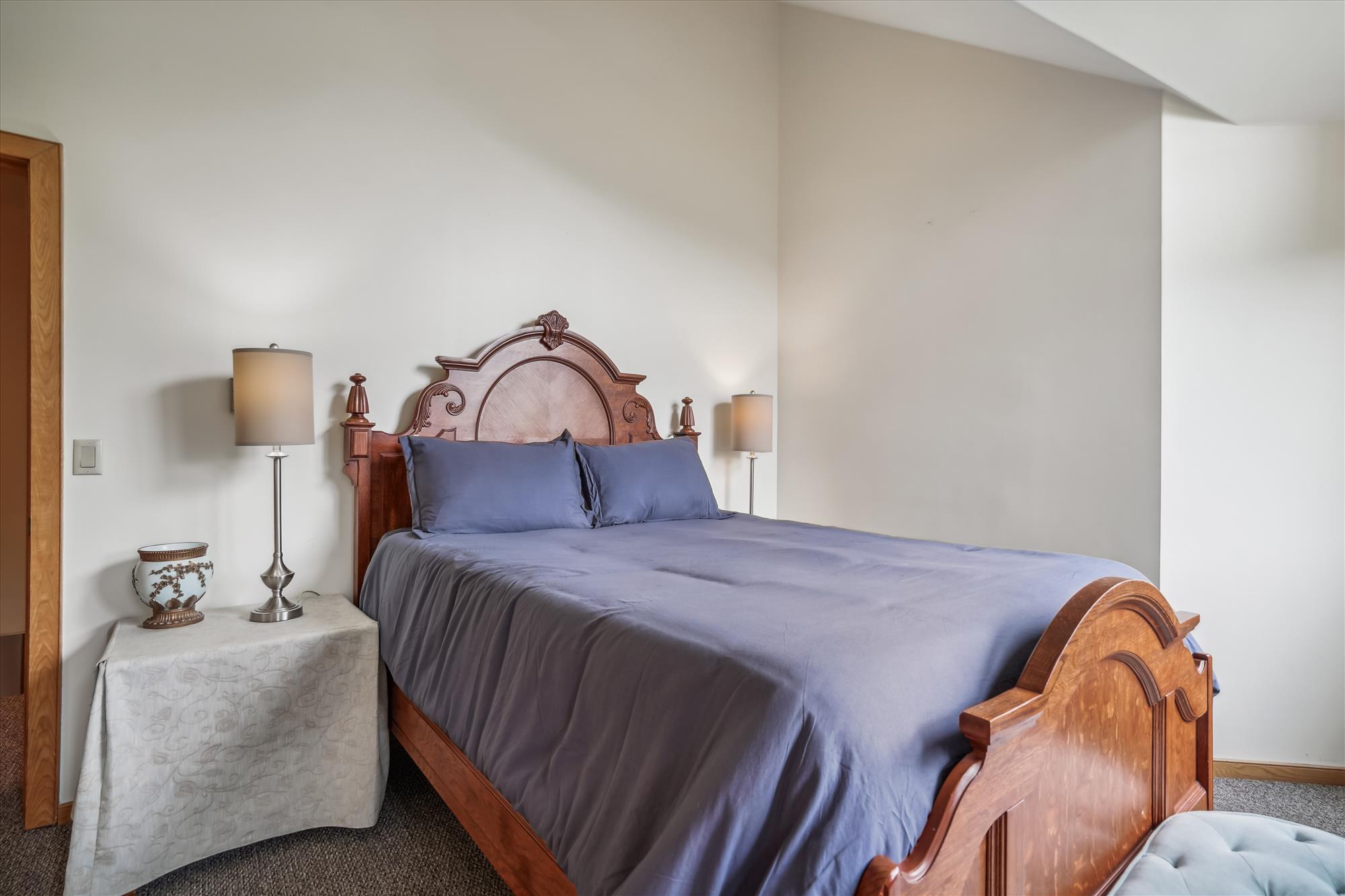 Spacious King Bedroom Retreat