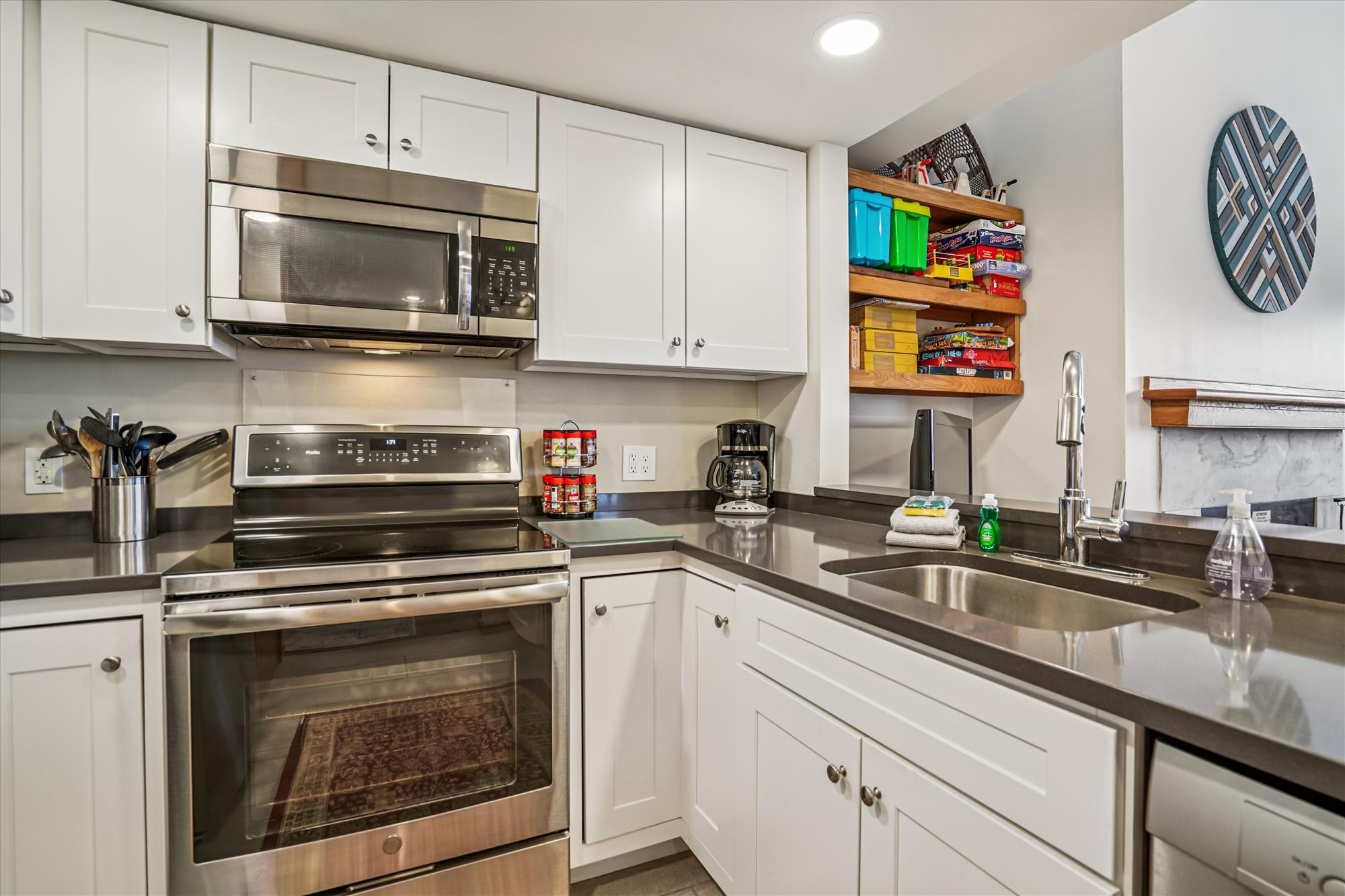 Fully Equipped Kitchen with Open Layout