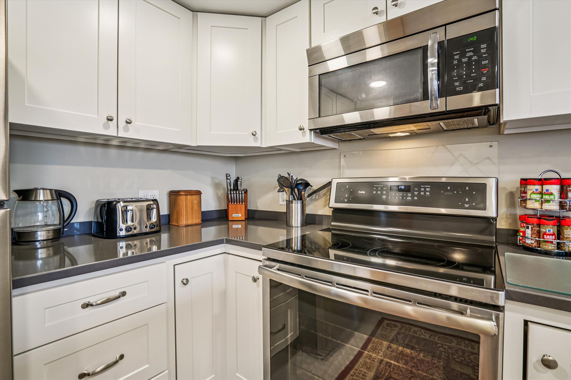 Modern Kitchen with Full Appliance Suite