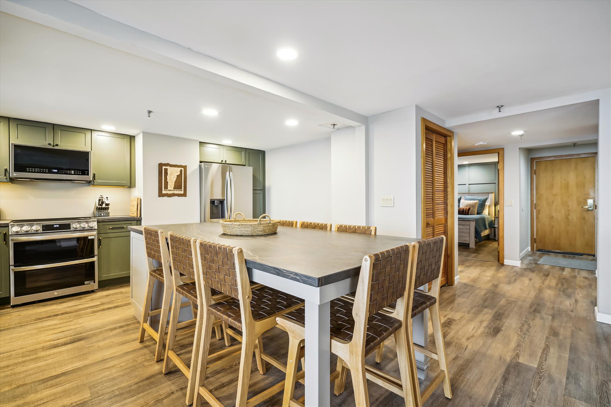 Dining table/Island