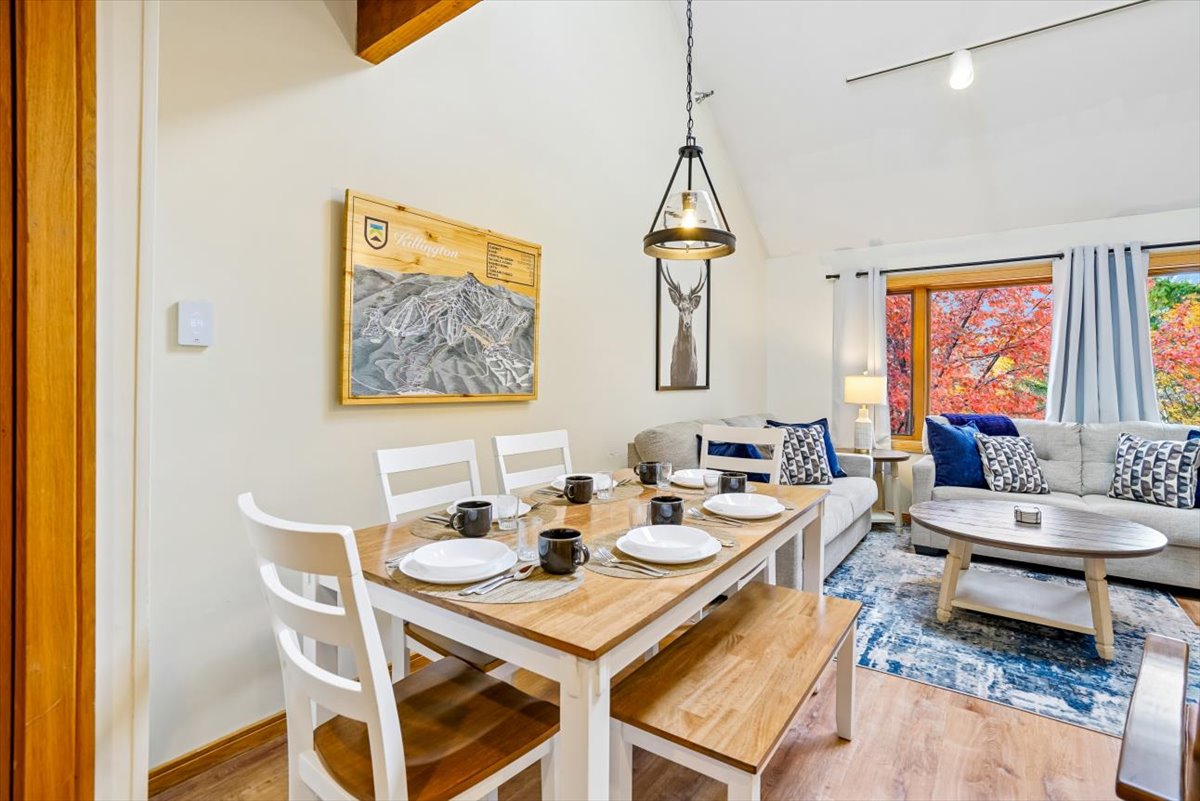 Mountain Dining with a Cozy Touch