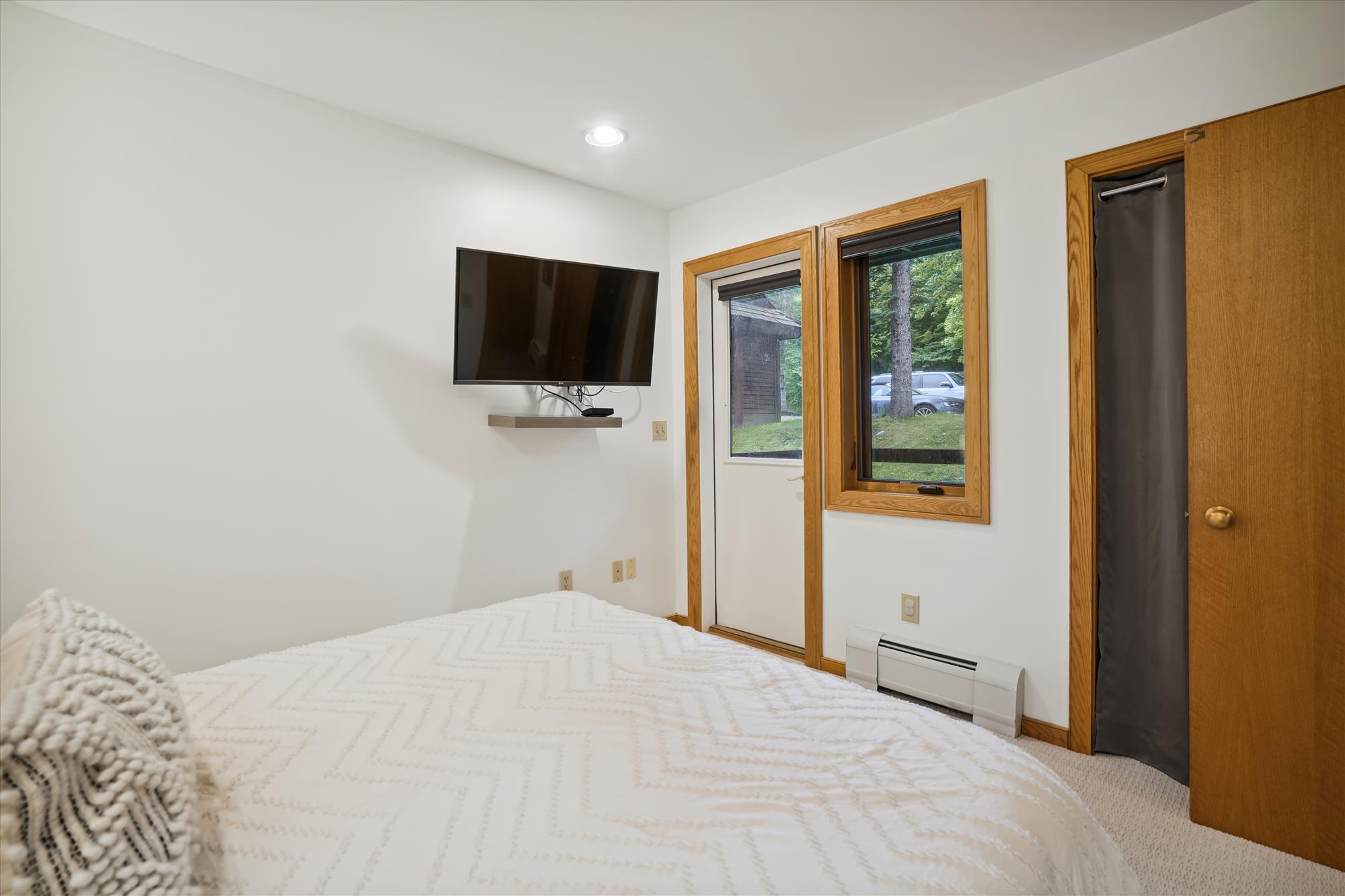 Sleep Well - Queen bedroom w/access to private deck