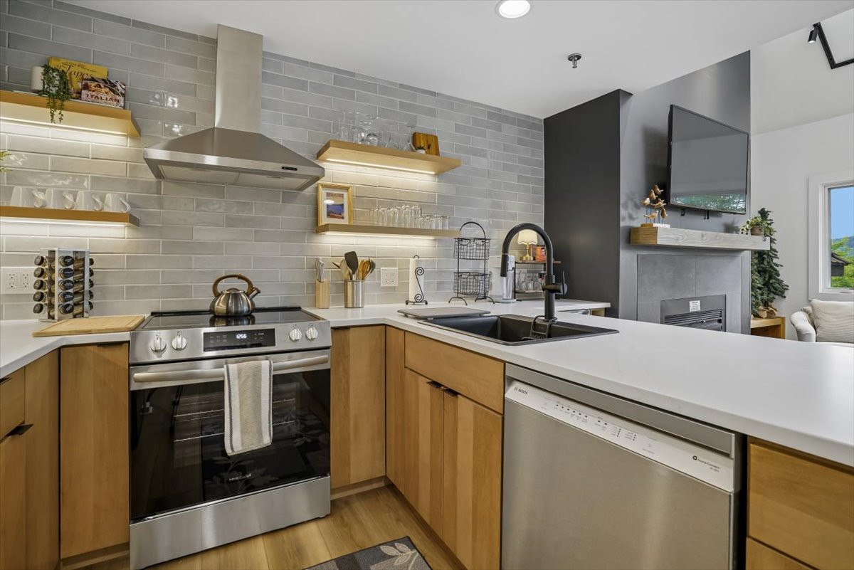 Kitchen with Breakfast Bar