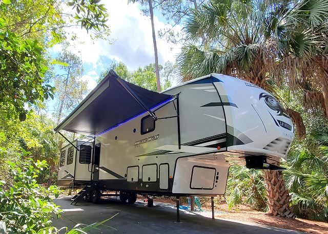 43ft Arctic Wolf Super-Suite Fifth Wheel