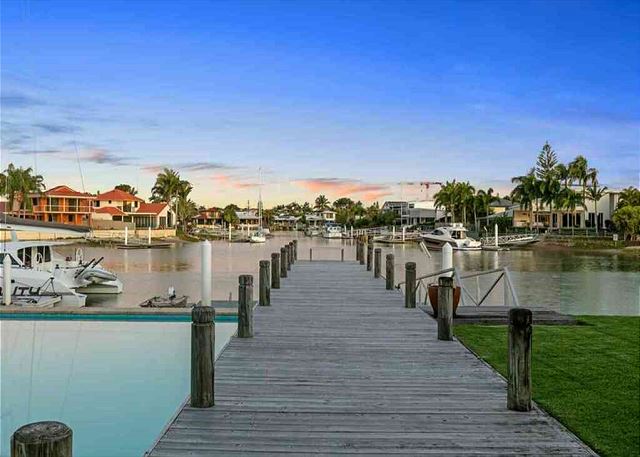 Minyama Magic - Luxe 5BR with Private Pool & Deck!