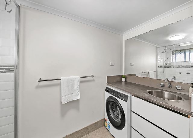 Riverfront Retreat: 2BR Pet-Friendly Maroochydore