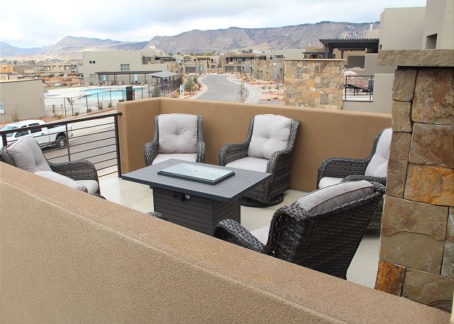 The views from the Front Patio are breathtaking and overlook the majestic red rock formations of Snow Canyon State Park