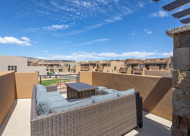 The views from the Front Patio are breathtaking and overlook the majestic red rock formations of Snow Canyon State Park