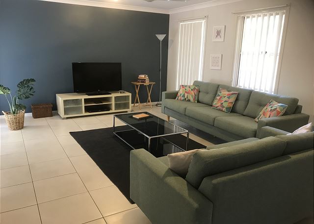 Rowlo's Retreat - Lennox Village Home!