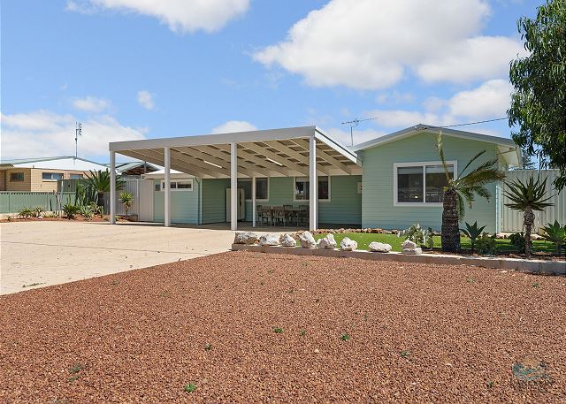 A Golden Barrel - A spacious Lancelin holiday home.