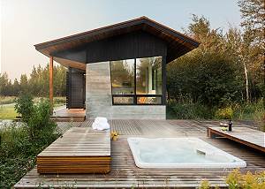 Exterior - Hot Tub and Guest House 