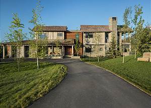 Driveway - Path to Your Luxury Vacation Rental 