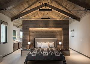 Master Bedroom - Centered King Bed 