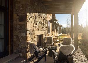 Outdoor Fireplace - Plenty of space to enjoy an après beverage