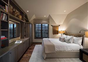 Guest Bedroom 1 - Warm ambiance with entertainment options