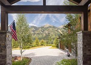 Entry Way - Mountain Views