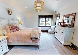 Guest Bedroom - Bright and Airy 