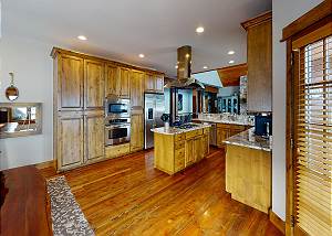 Large Kitchen – The Most Modern Appliances 