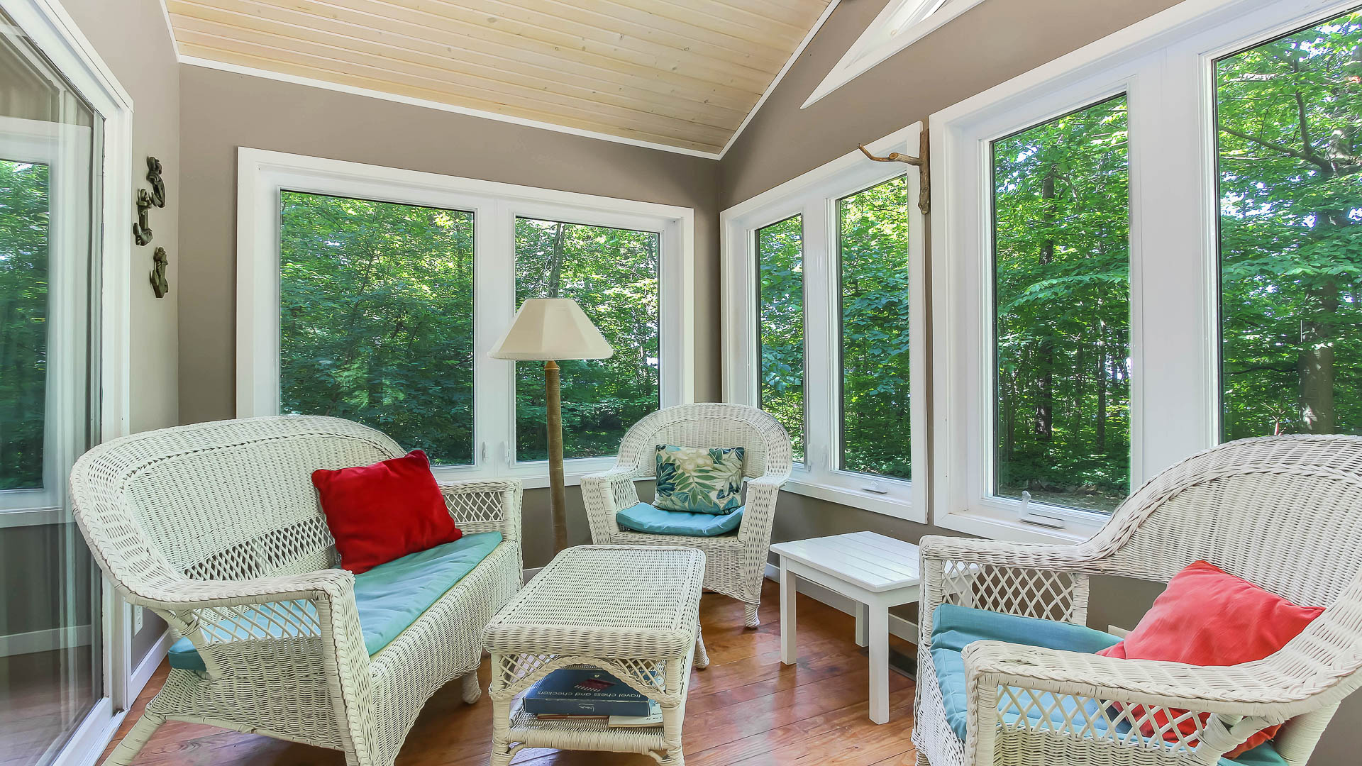 Beach Cottage Lakeshore Lodging