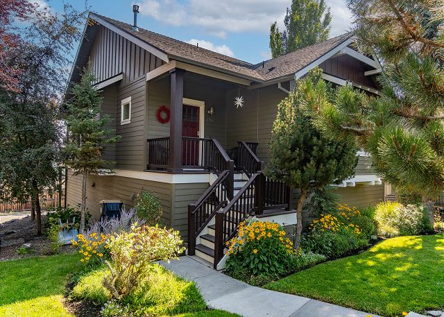 Located on a quiet Redmond cul-de-sac with great views