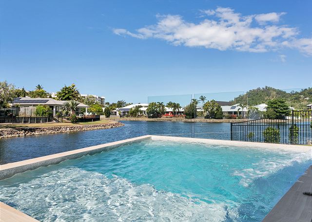 Isle Be Back Trinity Beach Waterfront  Brand New Luxury...