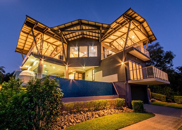 WOODLANDS ON HAMILTON ISLAND, 2 BUGGIES AND FABULOUS OCEAN VIEWS