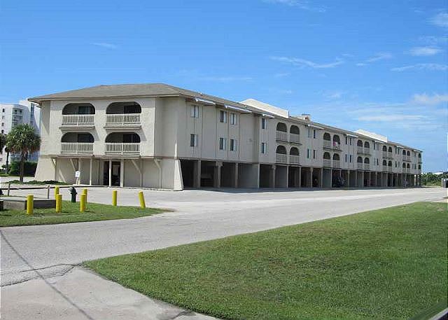 Las Palmas complex is a low density complex located right in the heart of Gulf Shores. This property offers 2 beautiful outdoor pools, a grilling area and covered parking