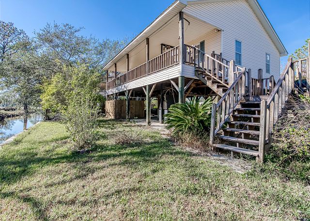 This home is ready to host your next getaway. Perfect for someone who wants to enjoy a relaxing vacation off the grid but still have access to food and entertainment in just a short few minutes drive