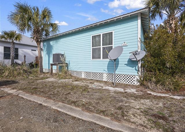 This cute 3 Bedroom, 2 Bathroom Pet Friendly Cottage is waiting for your arrival. Contact us today to book this great unit capable of sleeping 8.