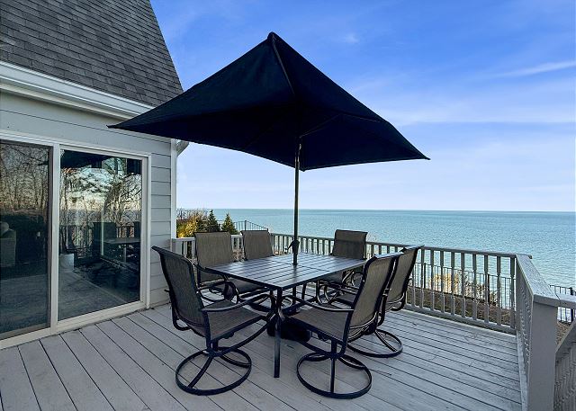 Scenic Gem: Waterfront View, Beach Access