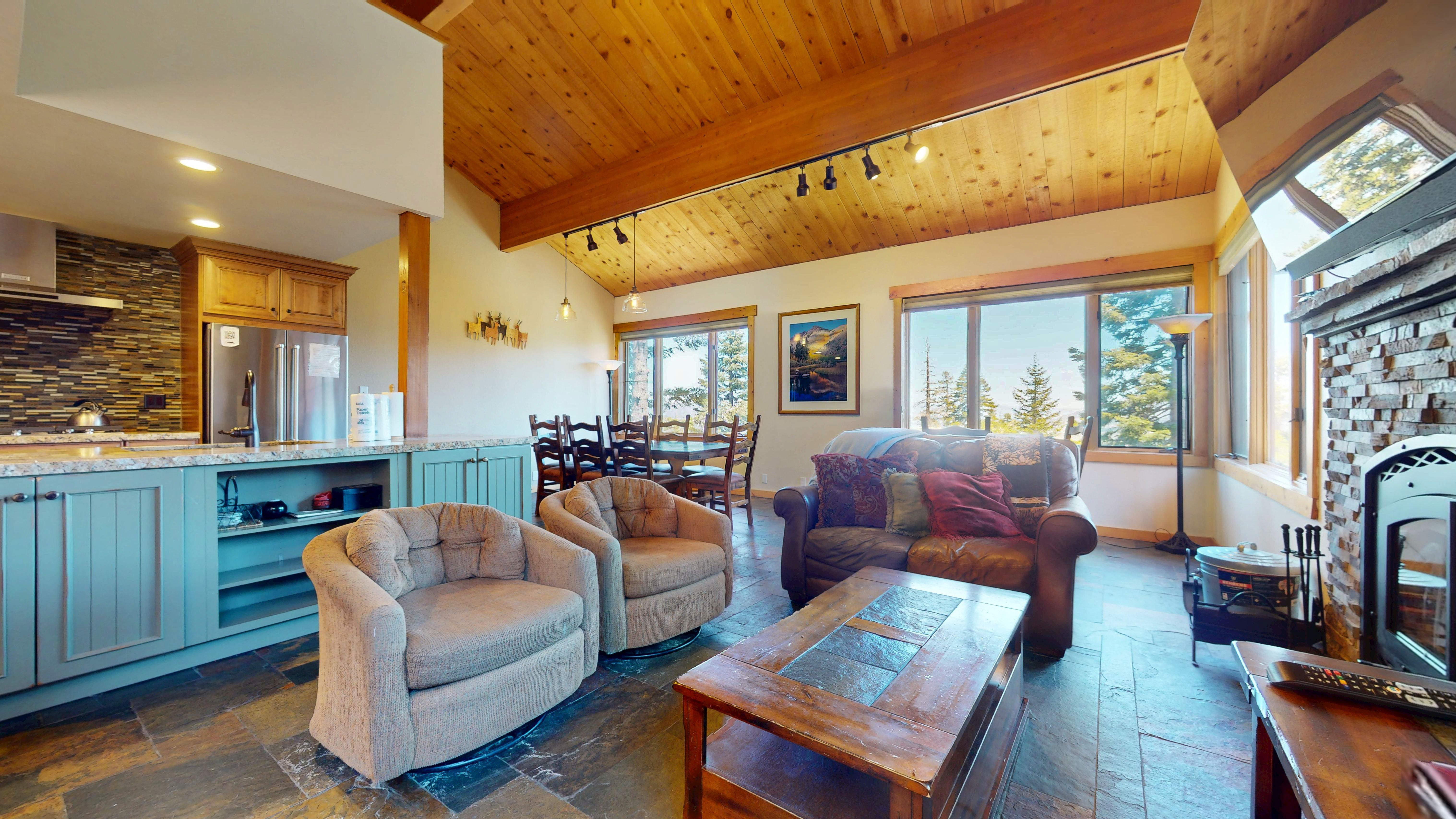 Stunning Mountain Views And Private Jacuzzi - Luxurious Retreat - Mammoth Lakes, CA