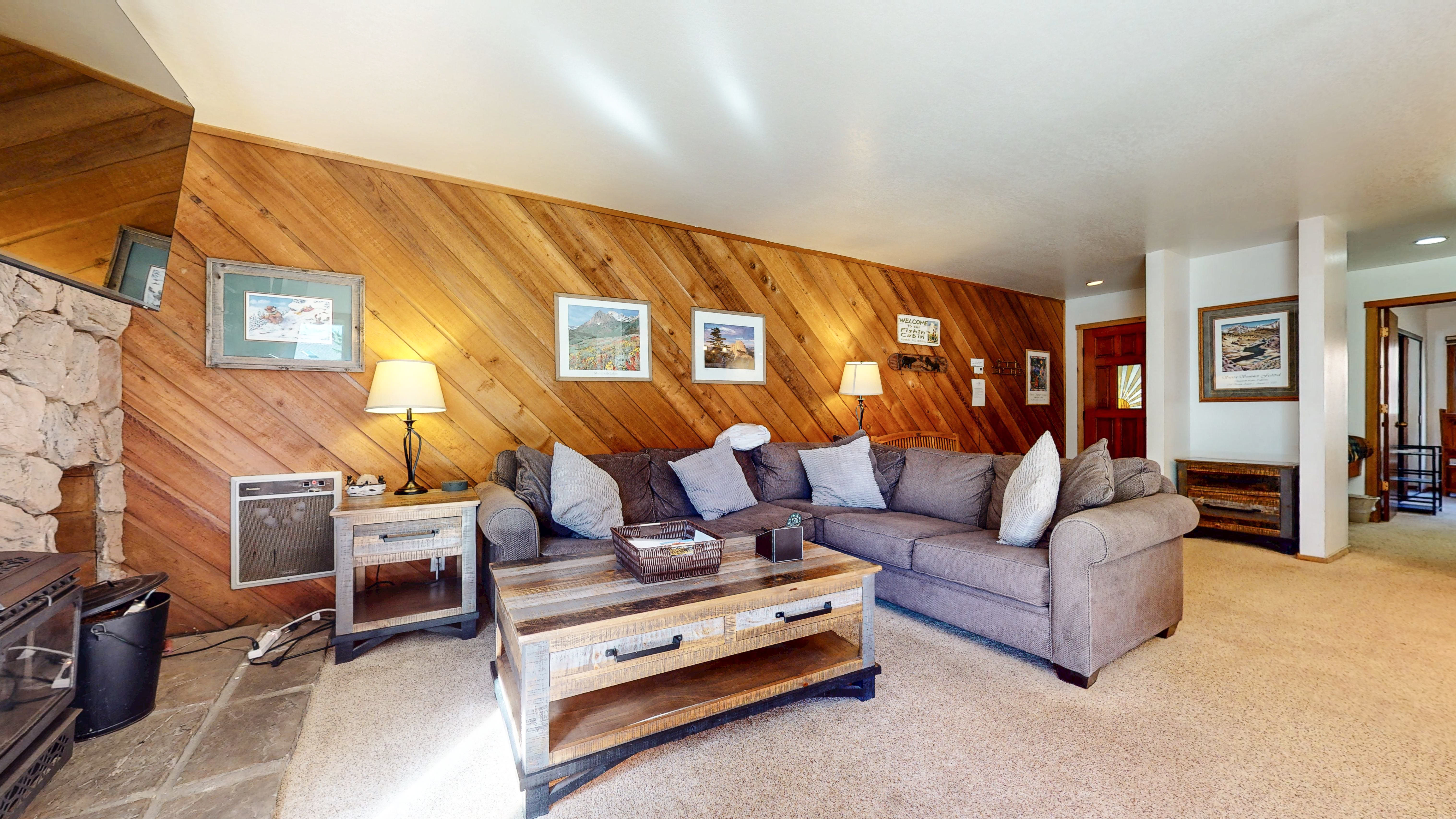Mountain Views And Cozy Amenities - Charming Retreat - Mammoth Lakes, CA