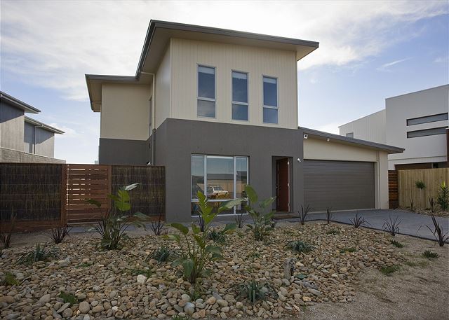 Spacious Coastal Retreat  400m to the Beach