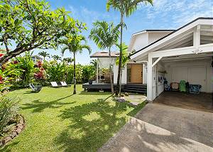 The beautiful entrance to One Hanalei