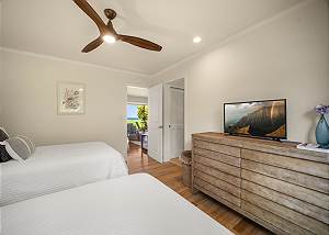 Guest room with en suite bathroom