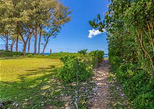 This is one of a few beach access paths close to Hale Hina. 