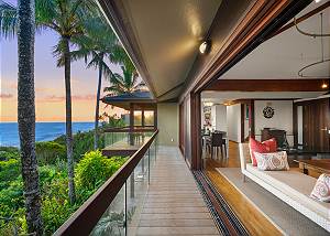 The large windows open up for generous trade wind breezes