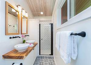 Beautifully designed and decorated bathroom 