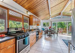 Beautiful and fully equipped Kitchen 