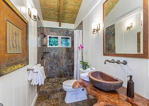 Elegant bathroom with custom finishes