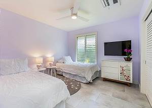 Cute Guest bedroom with twin beds.